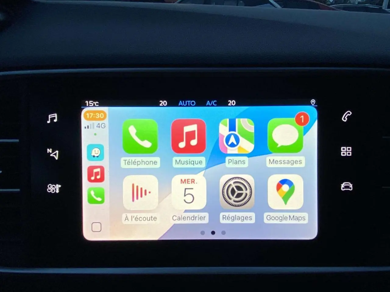 Écran tactile 9,7'' de la Peugeot 308 gris clair, affichant l'interface Apple CarPlay avec plusieurs applications.