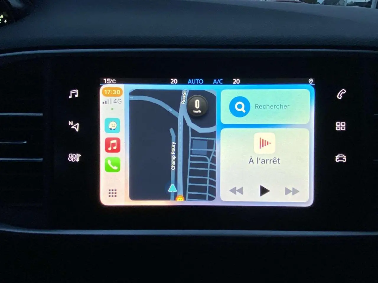 Écran tactile 9,7'' de la Peugeot 308 Style 2020 affichant navigation et commandes multimédia.