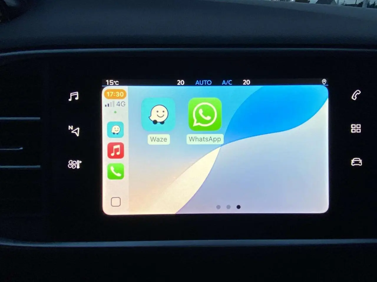 Écran tactile 9,7'' de la Peugeot 308 2020 affichant les applications Waze et WhatsApp en interface multimédia.