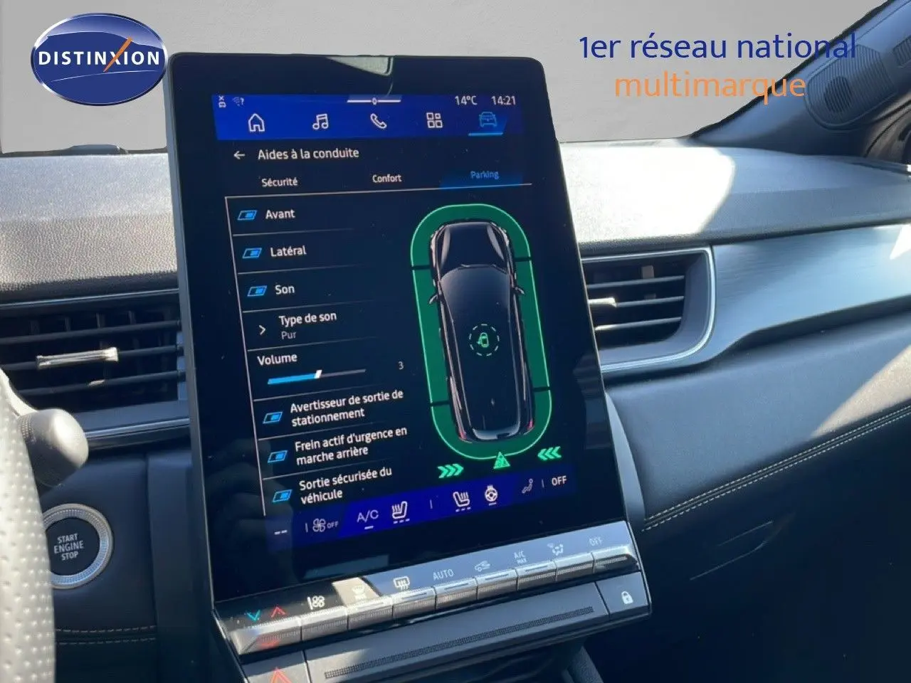 Écran tactile central du Renault Symbioz 2025 montrant les aides à la conduite avec interface moderne et tableau de bord noir.