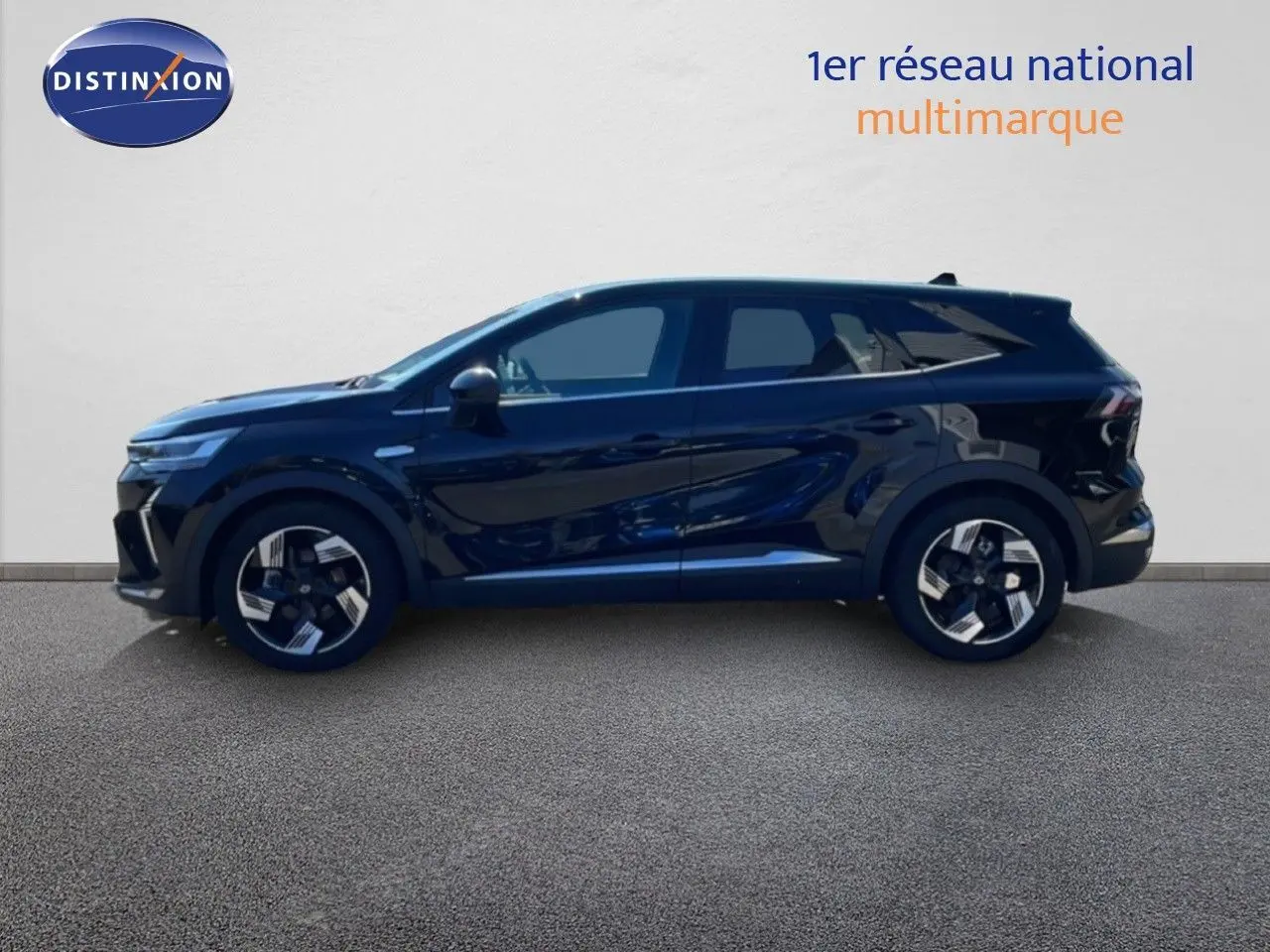 Profil droit de la Renault Symbioz 2025 noir étoile métal, SUV hybride avec jantes distinctives et lignes fluides.