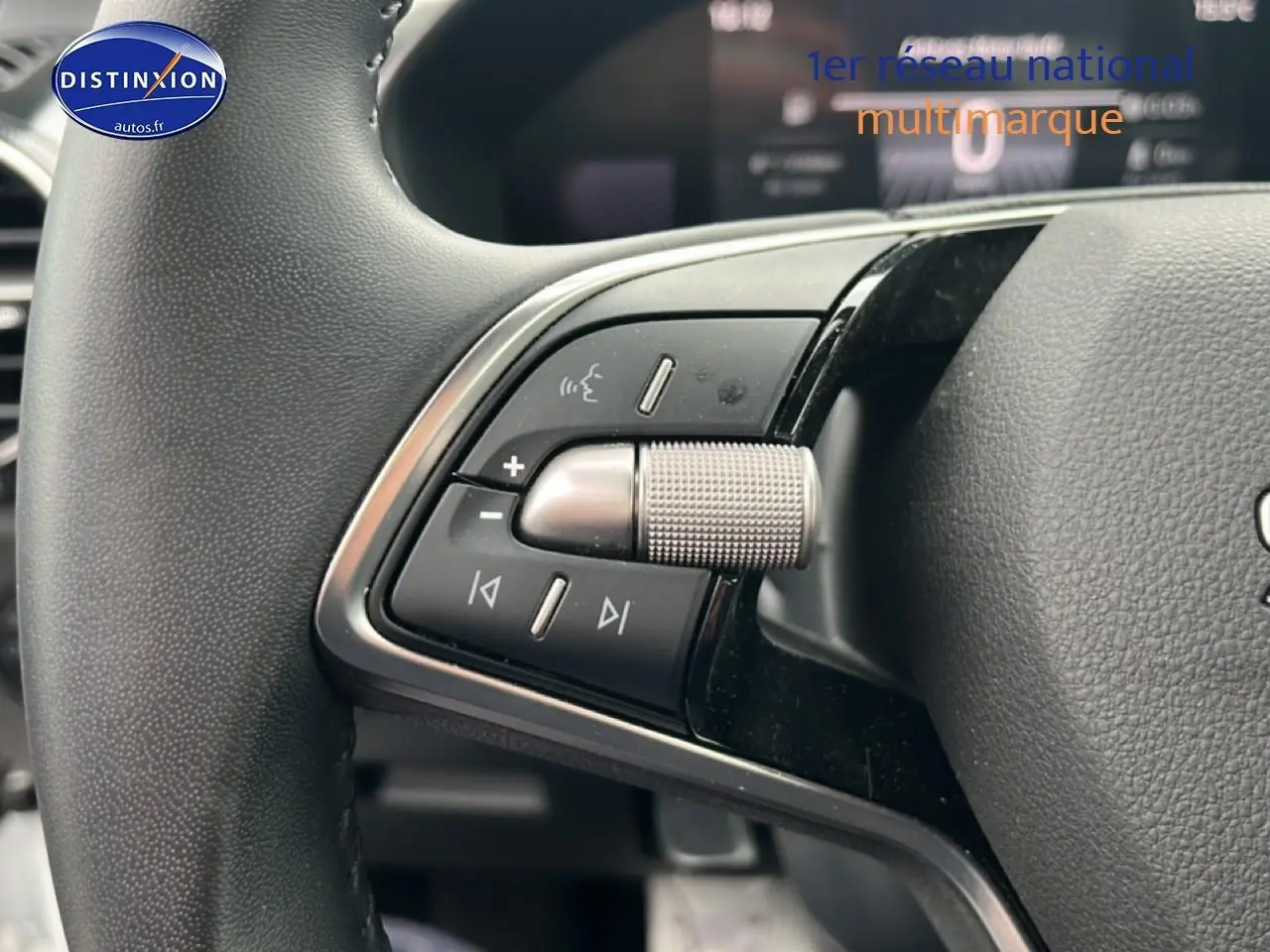 Gros plan sur les commandes audio au volant cuir noir de la Skoda Fabia blanche 2025, version 1.0 TSI Evo2 95 Selection.