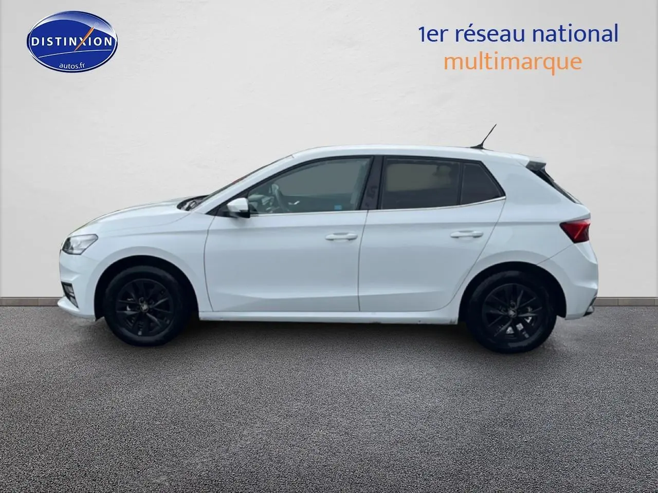 Profil droit d'une Skoda Fabia blanche 2025 avec jantes noires et vitres arrière teintées sur fond neutre.