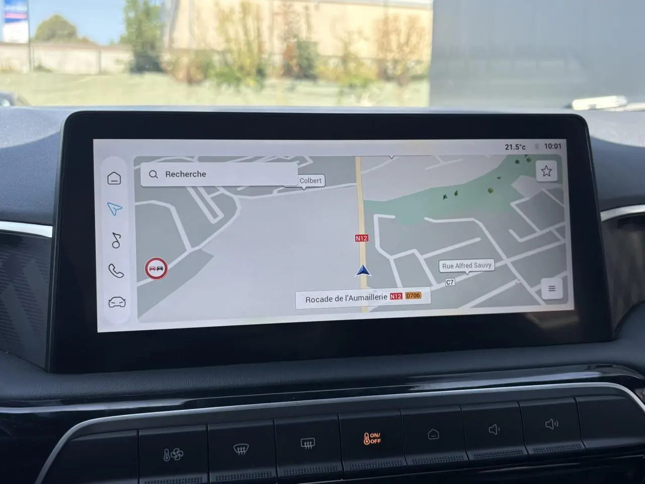 Écran tactile central de navigation de la MG3 1.5 Hybrid+ 195 Comfort, vue intérieure frontale.