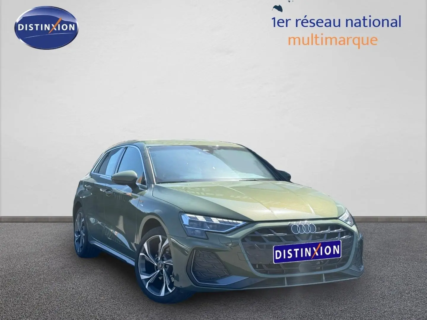 Audi A3 Sportback 40 TFSI e 2025 vert District métallisé, vue 3/4 avant avec jantes alliage et calandre S line.