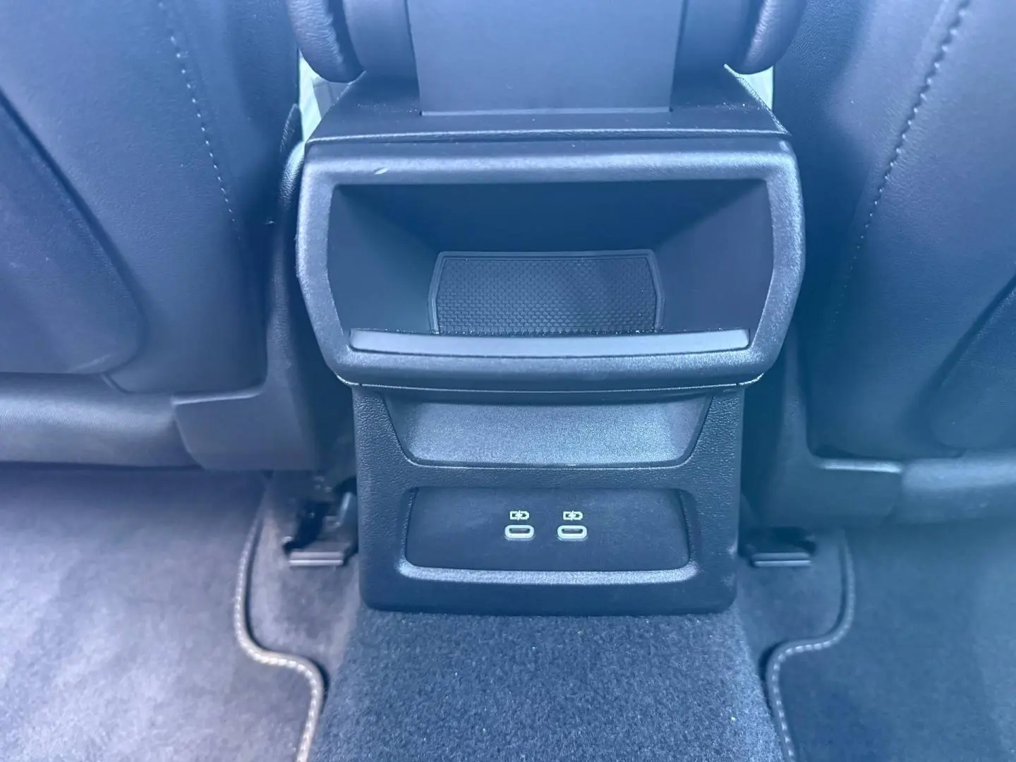 Vue rapprochée de la console arrière noire avec deux ports USB-C de l'Audi A3 Sportback 40 TFSI e 2025.