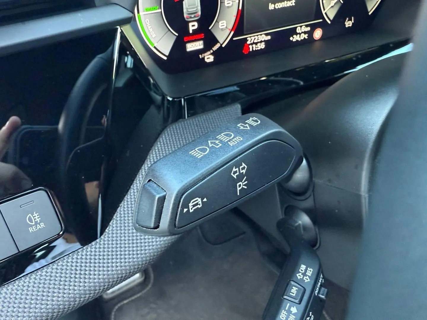 Détail du commodo gauche avec commandes d’éclairage et assistance, tableau de bord numérique partiel de l’Audi A3 Sportback 2025.