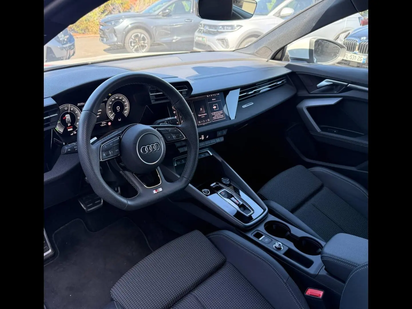 Intérieur Audi A3 Sportback 40 TFSI e 2025, vue côté conducteur, volant sport et tableau de bord numérique.