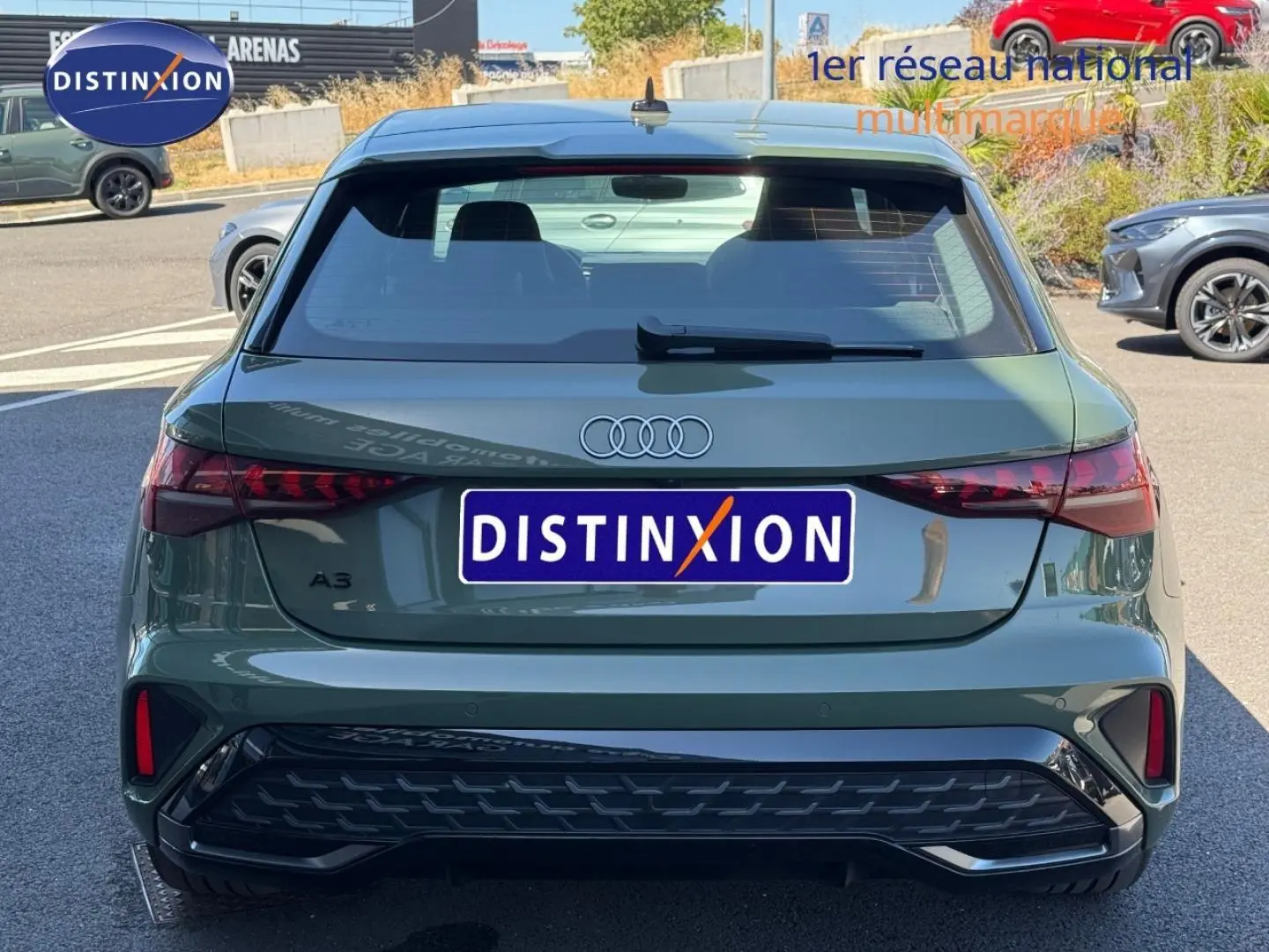 Vue arrière d'une Audi A3 Sportback 40 TFSI e 204ch S line en vert District métallisé, avec feux LED et diffuseur noir.
