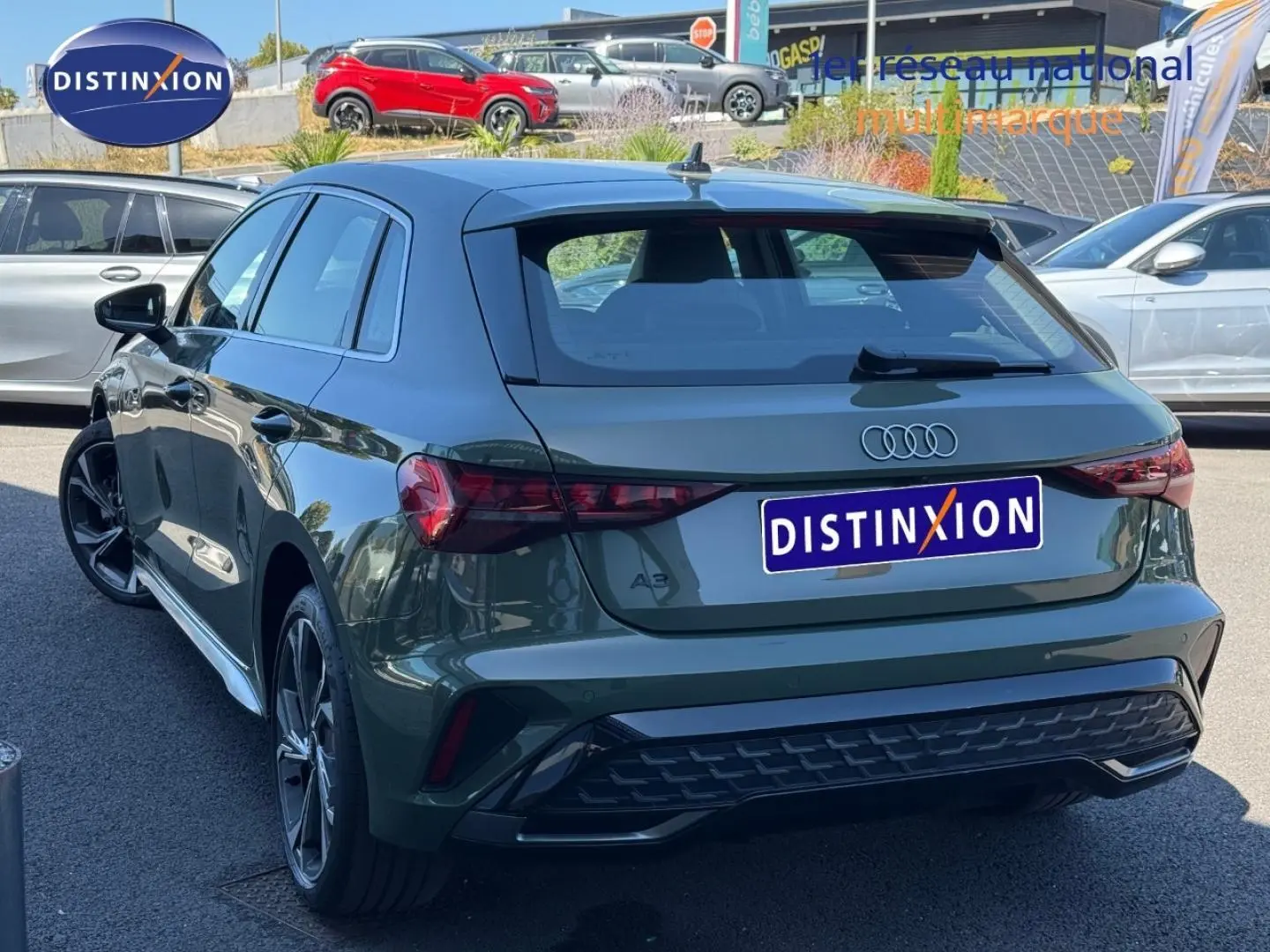 Audi A3 Sportback 40 TFSI e vert District métallisé vue 3/4 arrière avec jantes alu et feux LED distinctifs.