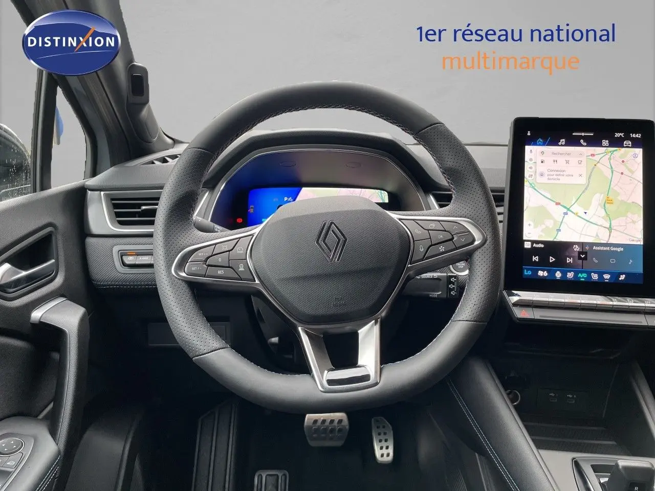 Vue intérieure centrée sur le volant et tableau de bord numérique de la Renault Symbioz 2026, finition noire moderne.