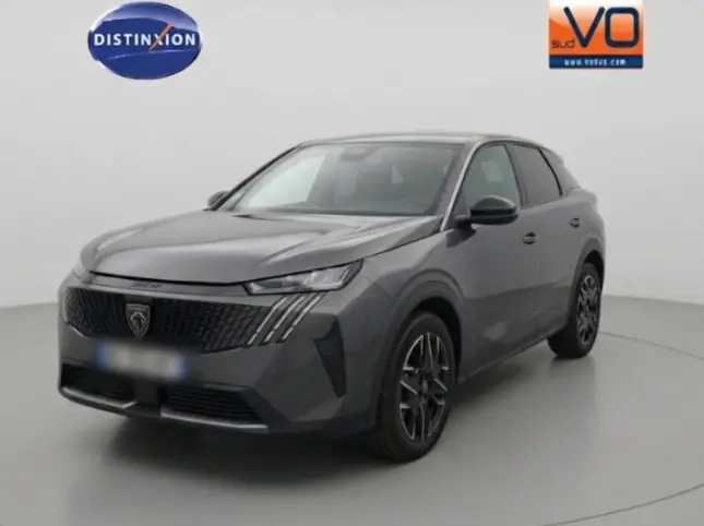 Peugeot 3008 Hybrid gris en 3/4 avant droit, avec calandre noire distinctive et jantes alliage 18 pouces.