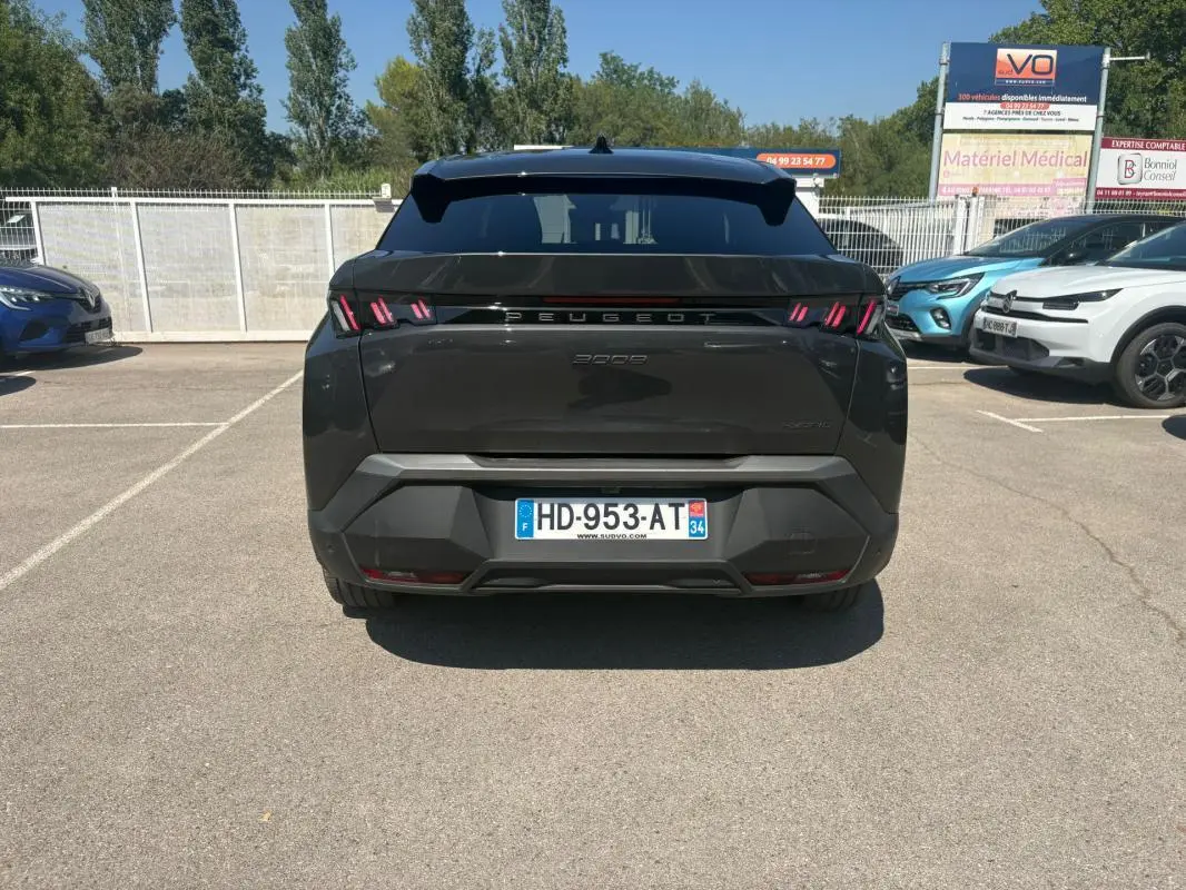 Vue arrière d’un Peugeot 3008 gris 2025 avec feux arrière à griffes et plaque d’immatriculation française visible.