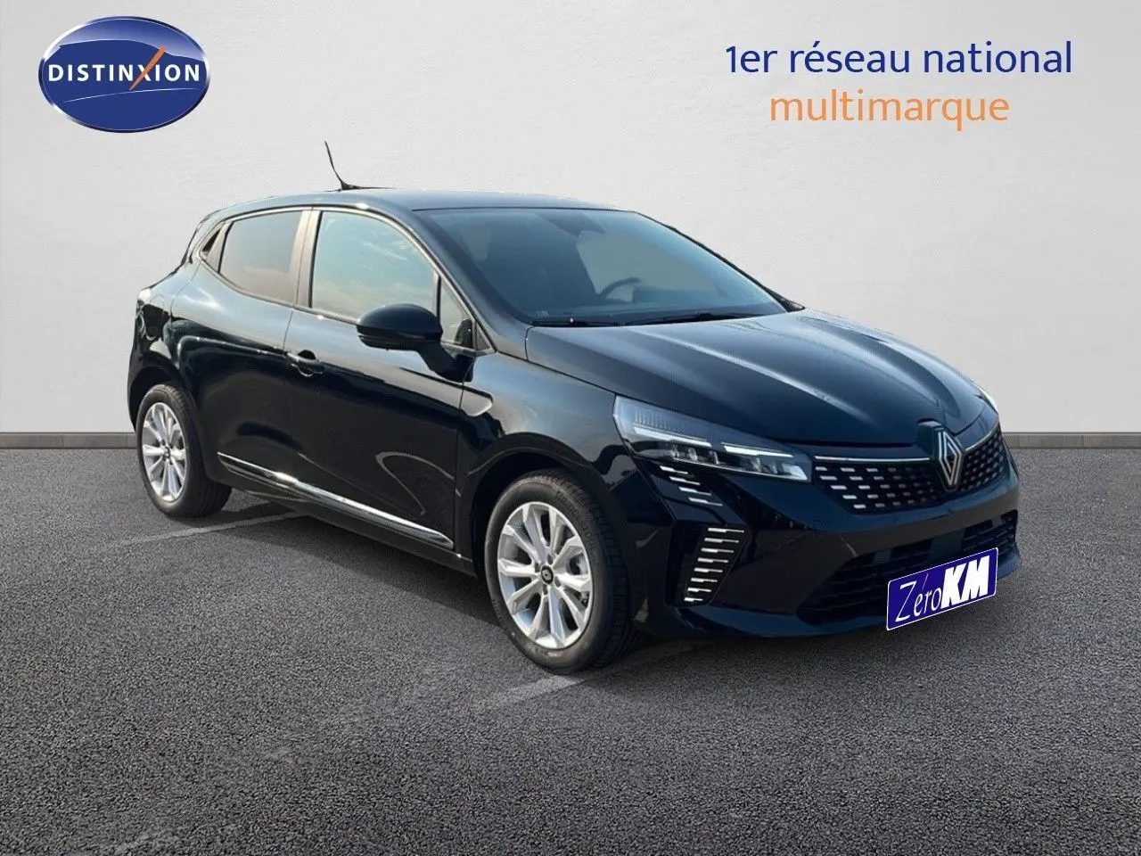 Renault Clio 1.5 DCI 100ch Evolution noire étoile métal vue 3/4 avant droit sur parking extérieur.