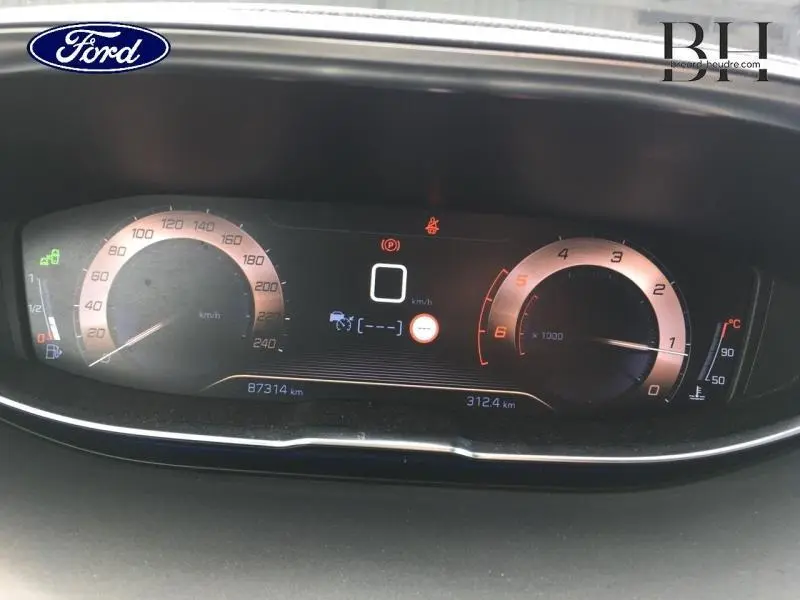 Tableau de bord numérique du Peugeot 3008 2019, affichant vitesse, compte-tours et témoins d'alerte.