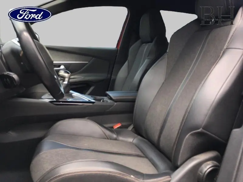 Vue intérieure côté conducteur du Peugeot 3008 2019 montrant les sièges en cuir et tissu noir avec accoudoir central.