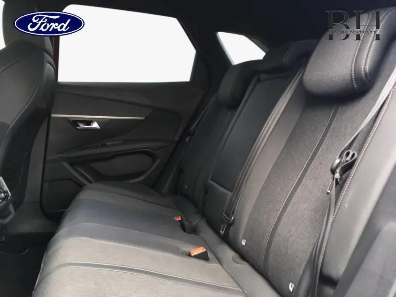 Vue intérieure sur la banquette arrière noire du Peugeot 3008 2019 version GT Line avec ceintures et appuis-tête visibles
