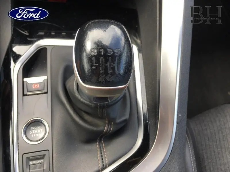 Le levier de vitesses manuel noir de la Peugeot 3008 GT Line, vu de dessus avec bouton start-stop visible.