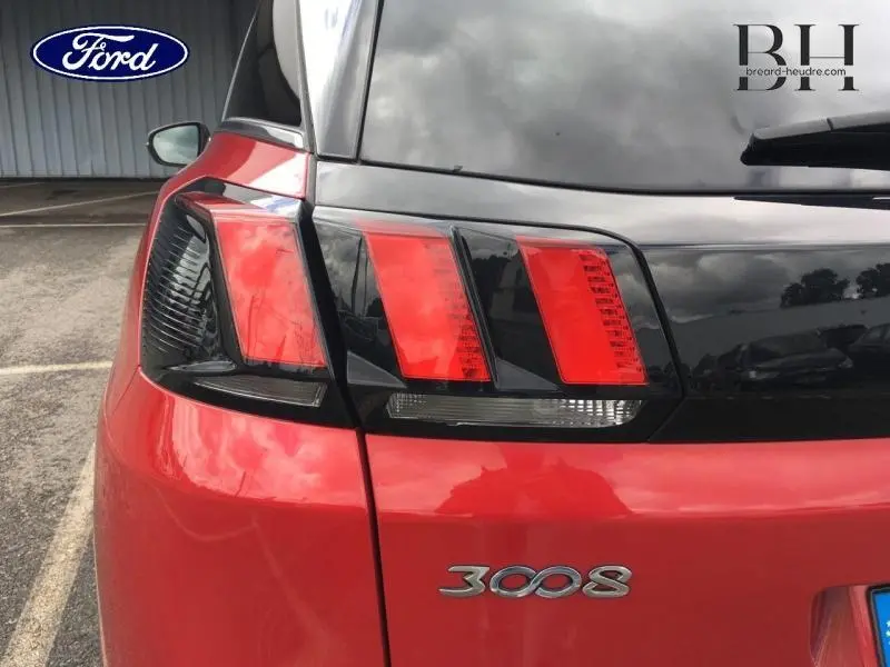 Gros plan sur le feu arrière gauche rouge et noir d'un Peugeot 3008 Rouge Ultimate avec logo 3008 visible sur le hayon.