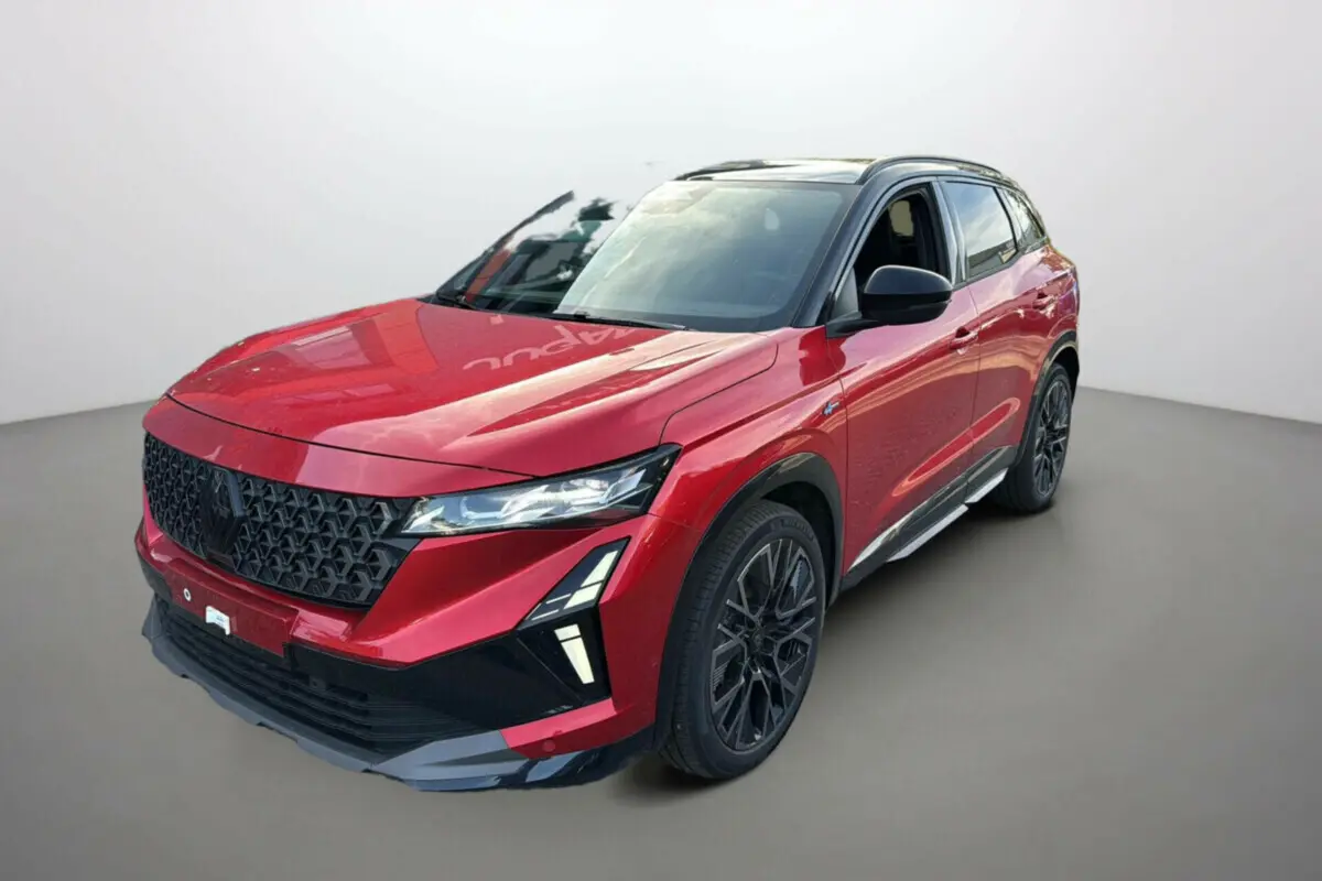Renault Austral New 200 Esprit Alpine 2025 rouge avec toit noir, vue 3/4 avant mettant en valeur sa calandre noire et ses jantes foncées.