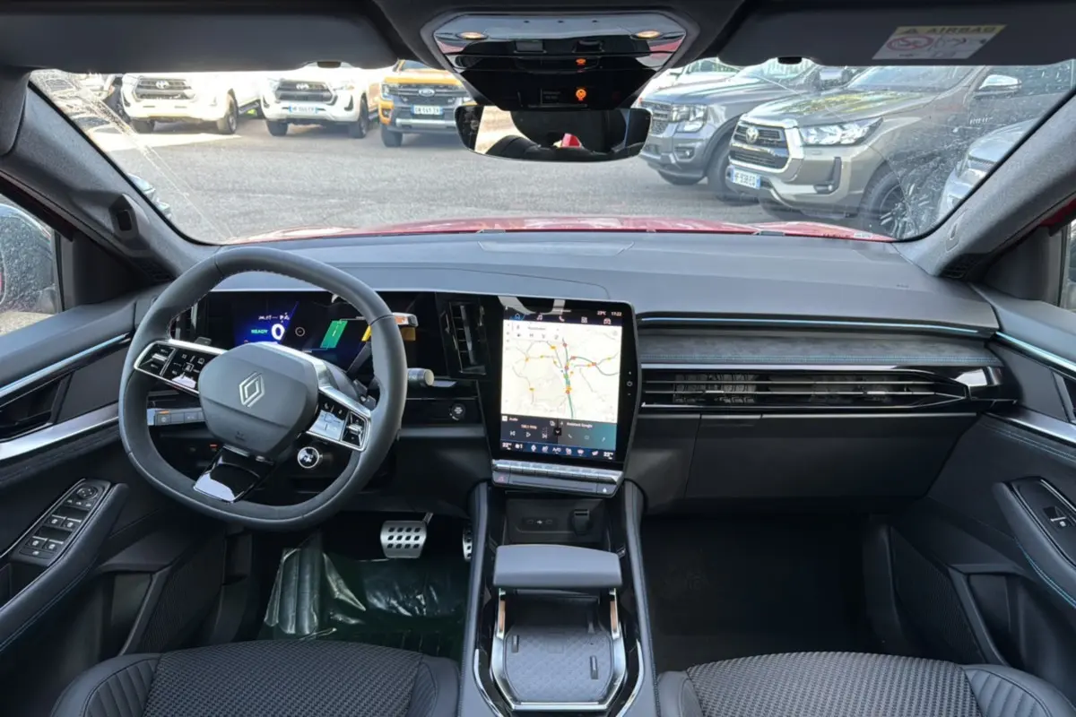 Intérieur du Renault Austral New 200 Esprit Alpine 2025, vue avant du tableau de bord avec écran tactile vertical et volant multifonction.