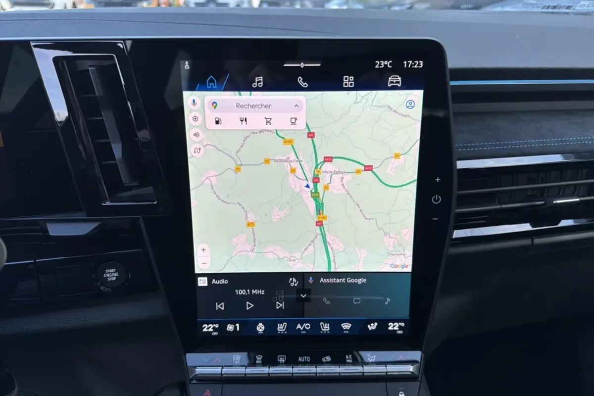 Écran tactile central du tableau de bord du Renault Austral 2025, affichant la navigation avec carte détaillée.