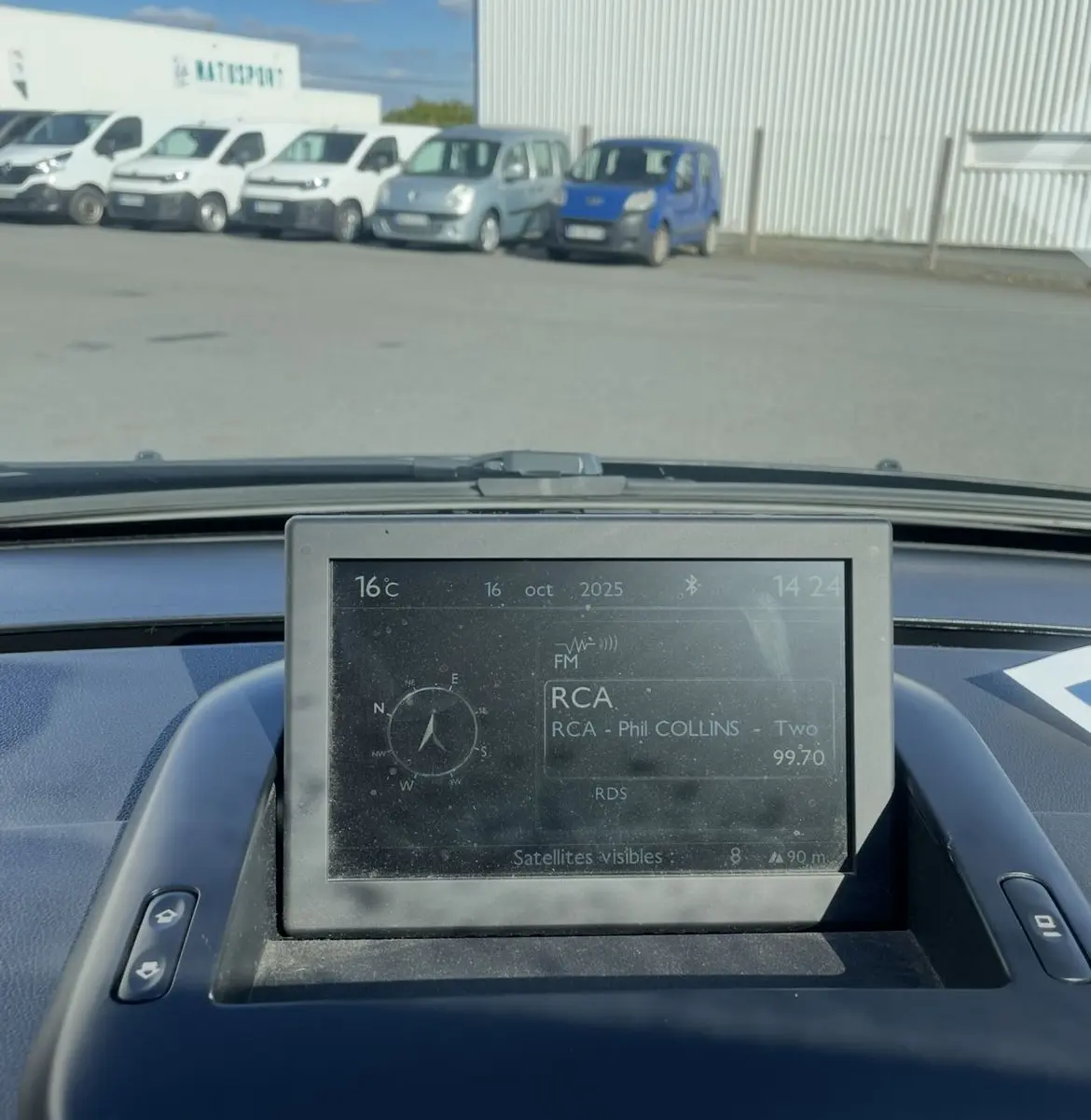 Écran de navigation et radio du tableau de bord d'un Peugeot 3008 noir, vue intérieure avant.