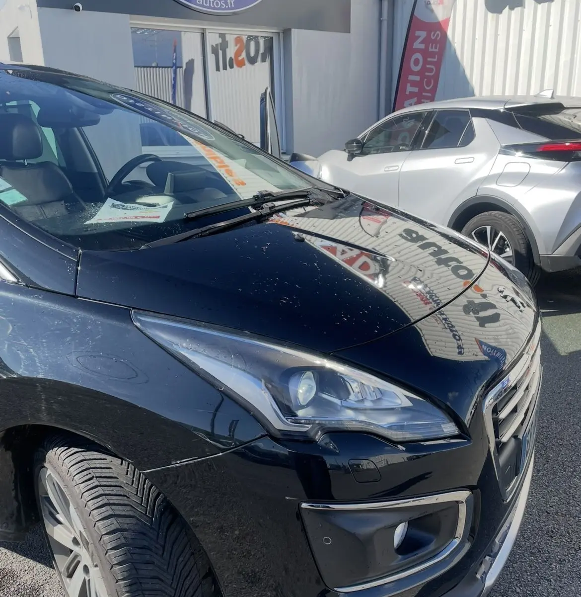 Peugeot 3008 noir vue 3/4 avant droit, mettant en valeur ses phares bi-Xénon et la calandre distinctive.