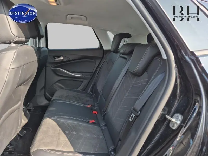 Vue intérieure côté droit montrant la banquette arrière en Alcantara noir du Opel Grandland Ultimate 2022.