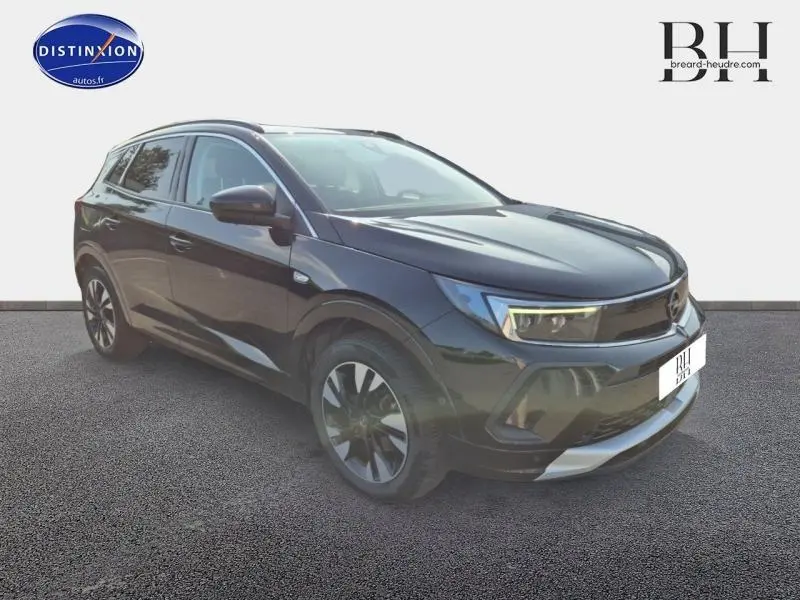 Opel Grandland 1.2 Turbo Ultimate noir diamant métallisé vu en 3/4 avant droit avec jantes alu distinctives.