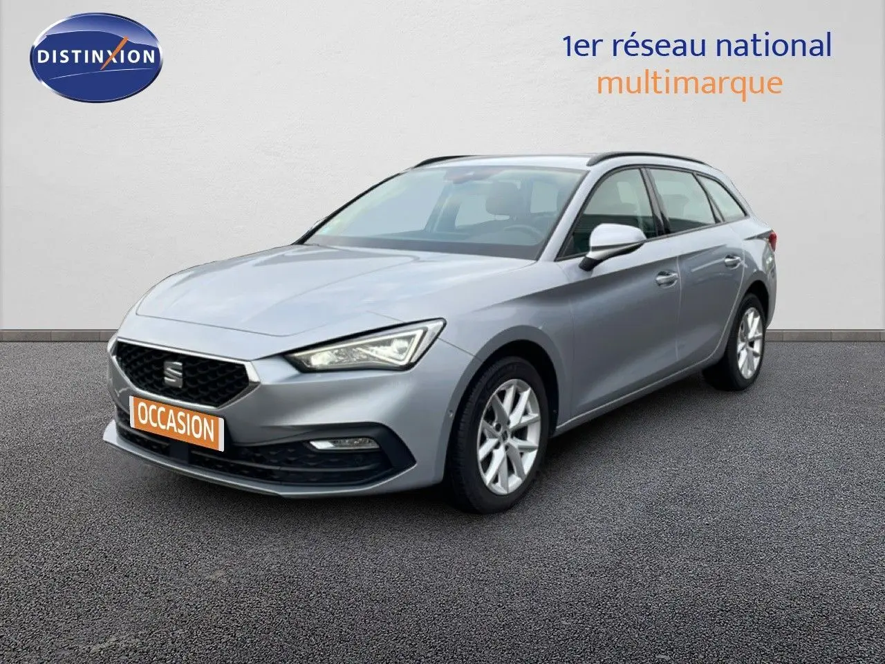 SEAT LEON ST gris urbain métal en 3/4 avant droit, break diesel 2022 avec jantes alliage et calandre noire.