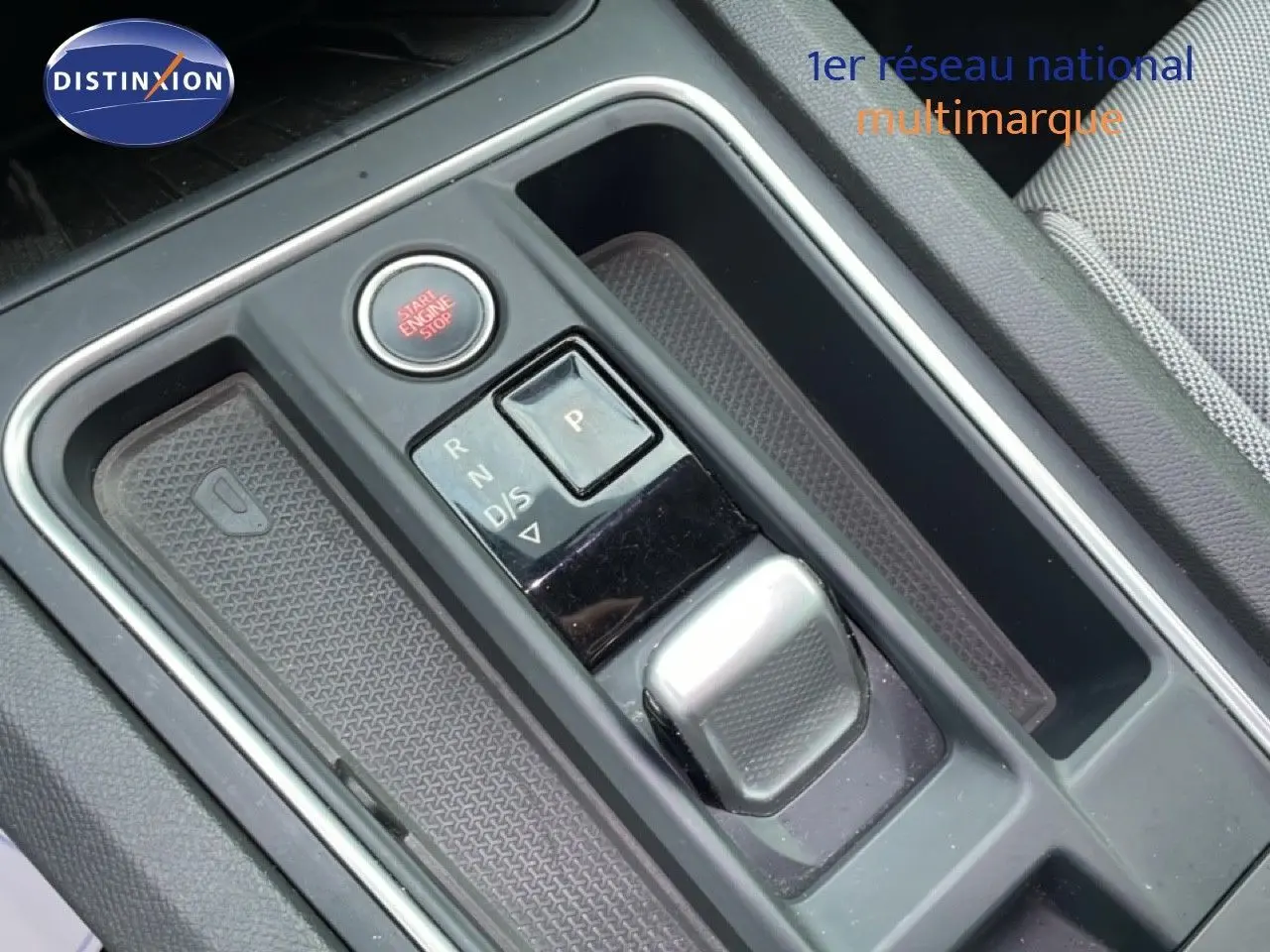 Gros plan sur la console centrale de la SEAT LEON ST 2022, montrant la commande de boîte automatique et le bouton start/stop.