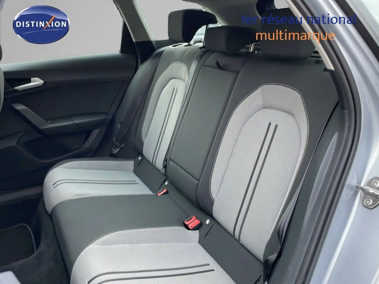Vue intérieure côté droit des sièges arrière gris clair et noir du SEAT LEON ST 2022, porte ouverte.