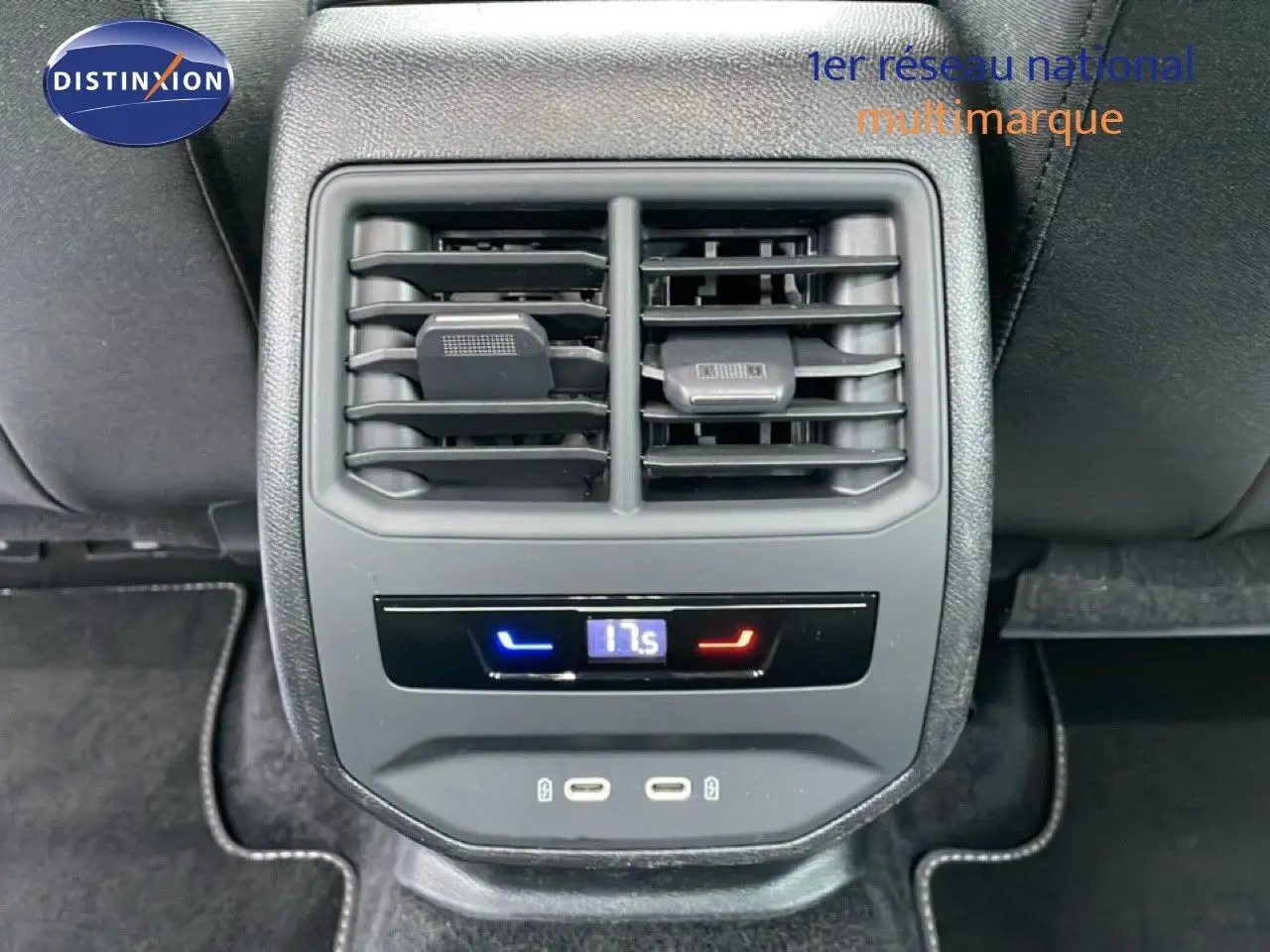 Détail de la console arrière avec réglage de la climatisation et ports USB du SEAT LEON ST gris urbain 2022.