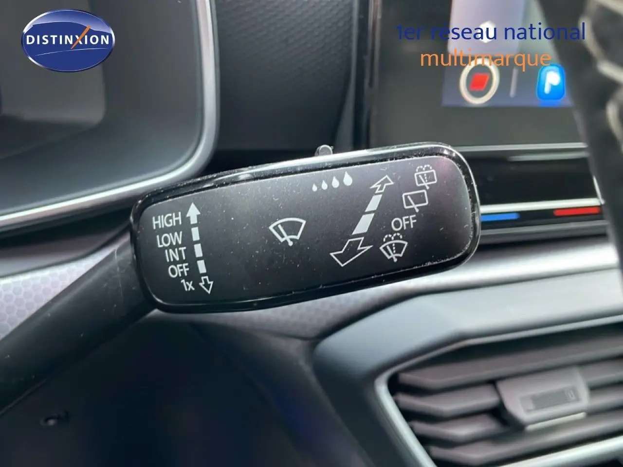 Gros plan sur la commande d’essuie-glace dans l’habitacle d’une SEAT LEON ST gris urbain 2022.