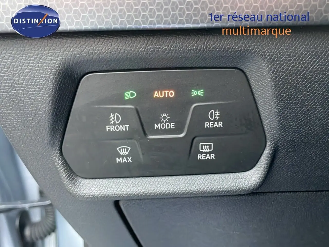 Panneau de commande d’éclairage automatique avec boutons pour feux avant, arrière et dégivrage sur SEAT Leon ST gris urbain.