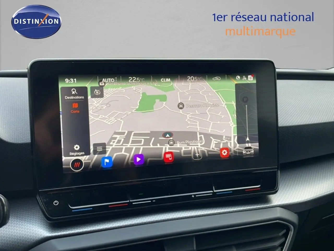 Vue rapprochée de l'écran tactile central du tableau de bord d'une SEAT Leon ST gris urbain, affichant la navigation.