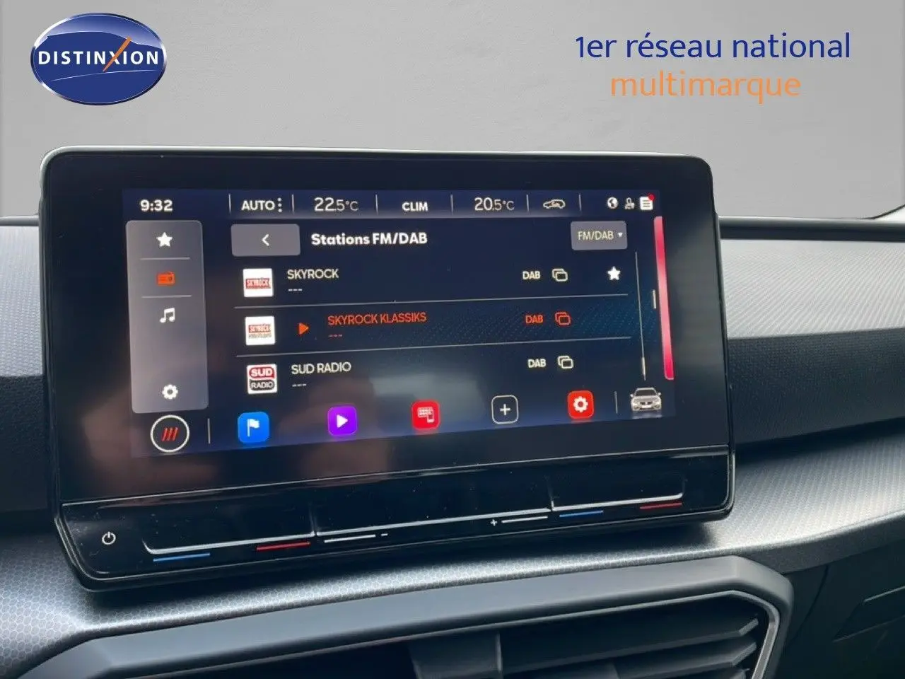 Écran tactile central de la SEAT LEON ST 2022 affichant les stations FM/DAB avec interface moderne et ambiance intérieure grise.