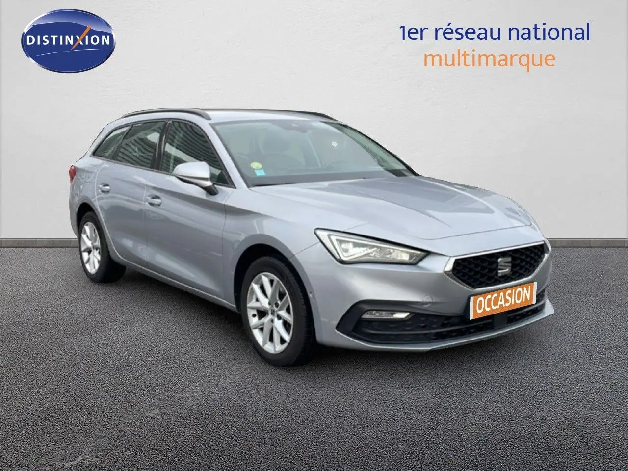 SEAT LEON ST gris urbain métal en 3/4 avant droit, mettant en valeur ses lignes dynamiques et ses jantes alliage.