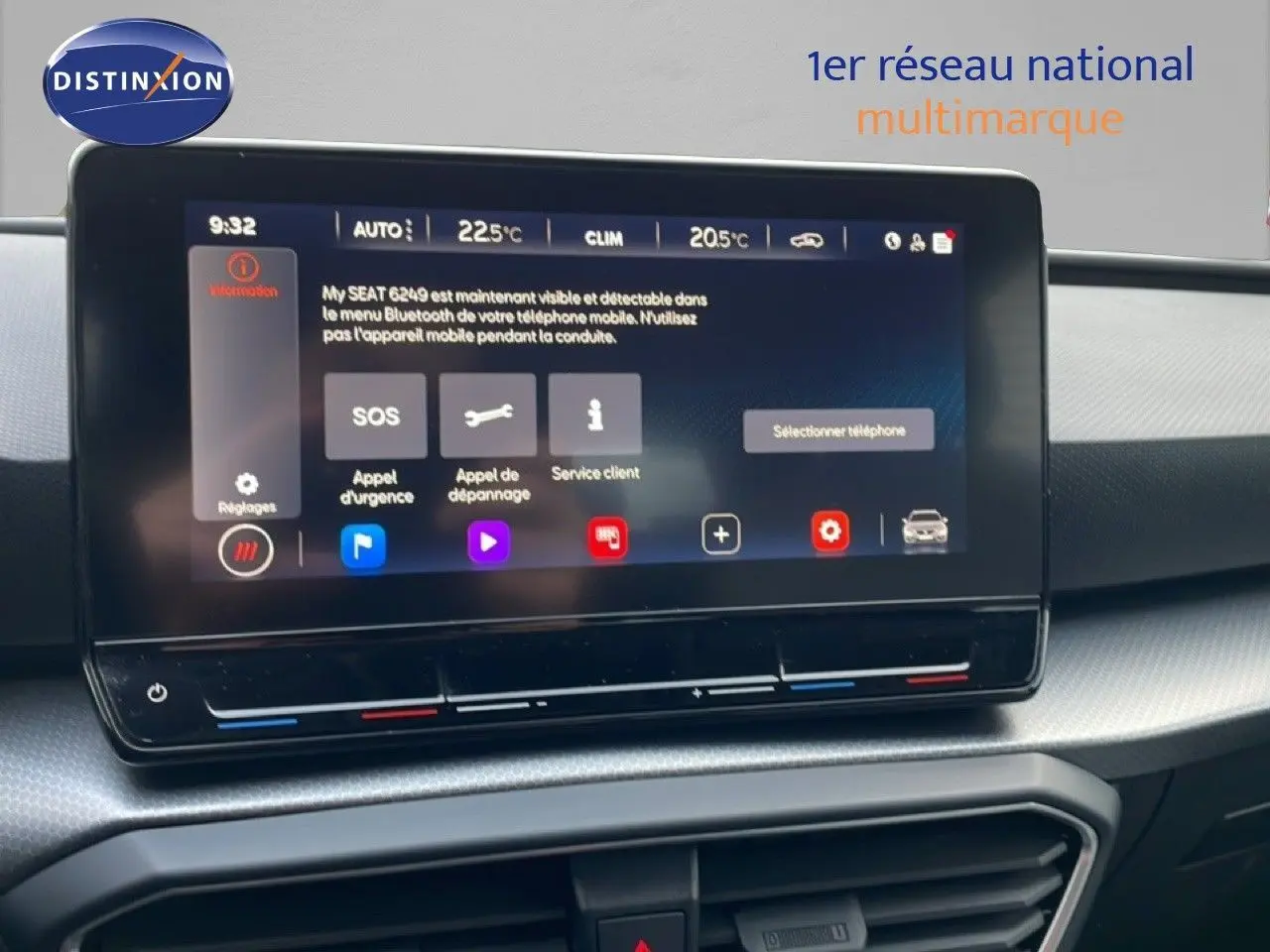 Vue intérieure du tableau de bord de la SEAT LEON ST 2022, écran tactile central avec interface multimédia affichée.