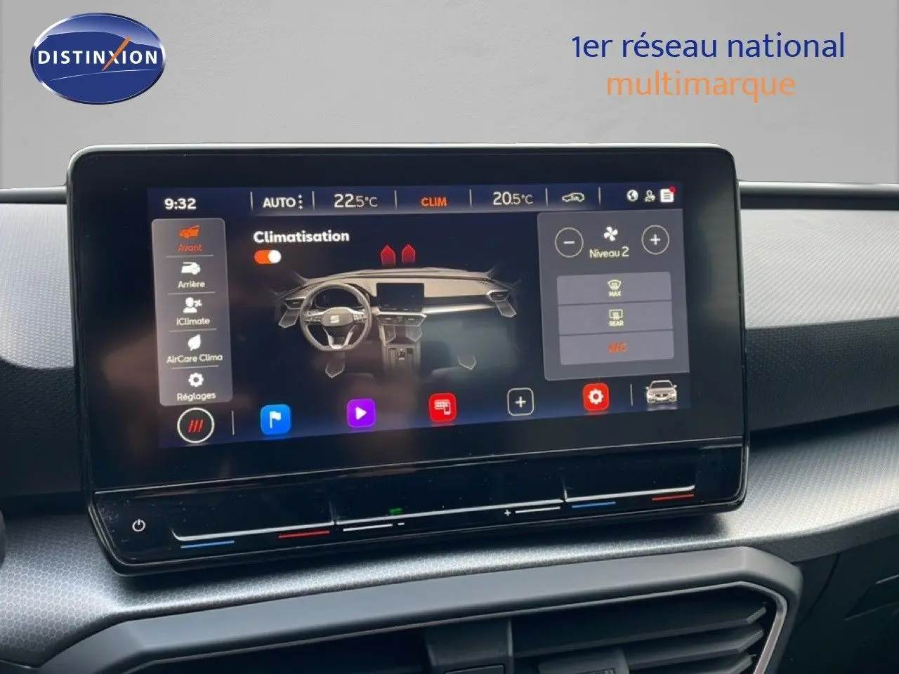 Écran tactile central de la SEAT LEON ST 2022 affichant les réglages de climatisation dans un intérieur moderne.