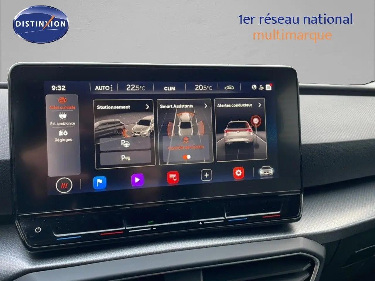 Vue intérieure du tableau de bord de la SEAT LEON ST 2022 avec écran tactile affichant les aides à la conduite.