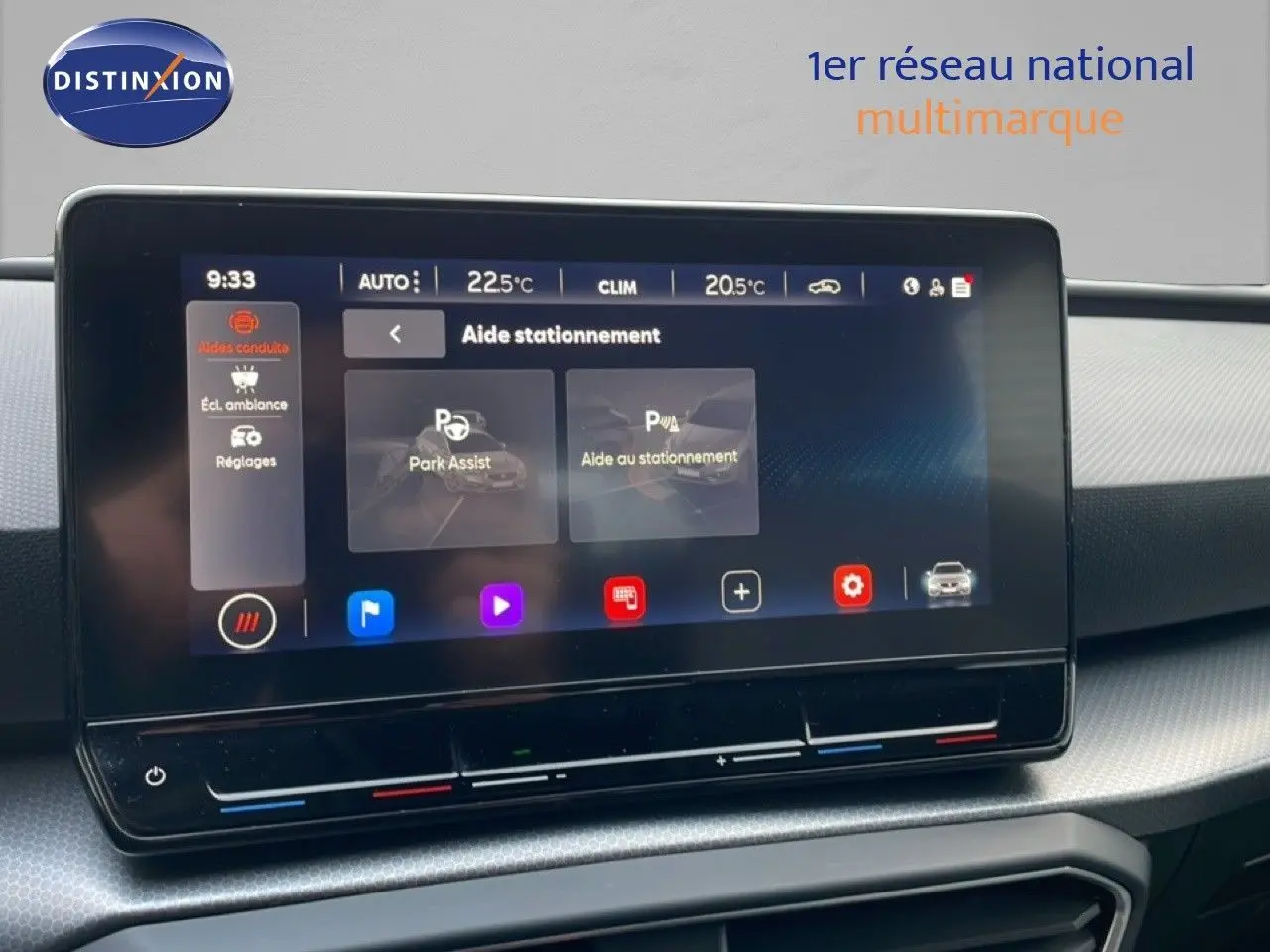 Vue rapprochée de l'écran tactile central du SEAT LEON ST gris urbain, affichant l'aide au stationnement.