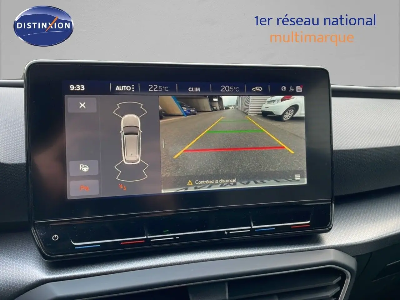 Vue intérieure de l’écran multimédia affichant la caméra de recul d’une SEAT LEON ST gris urbain metal.