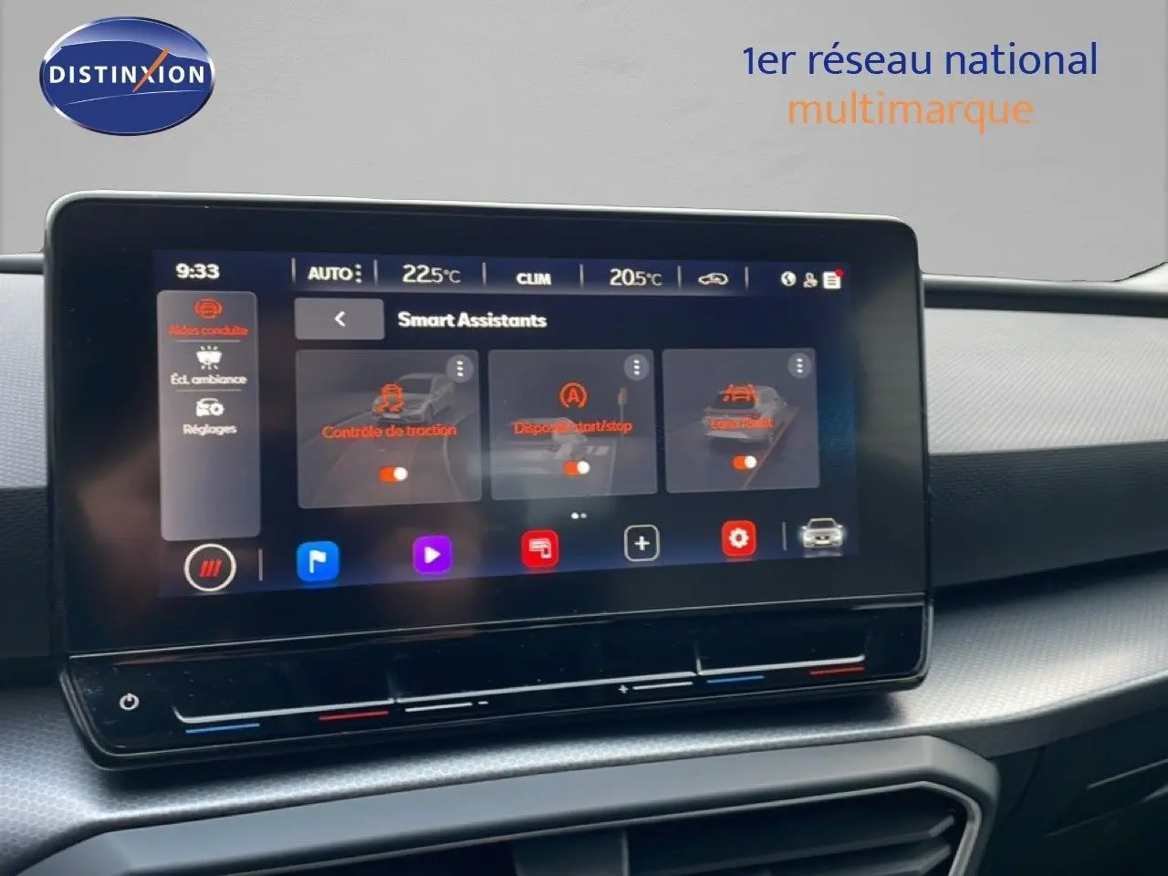 Écran tactile central affichant les assistants de conduite dans l’habitacle d’une SEAT Leon ST gris urbain, vue de face.
