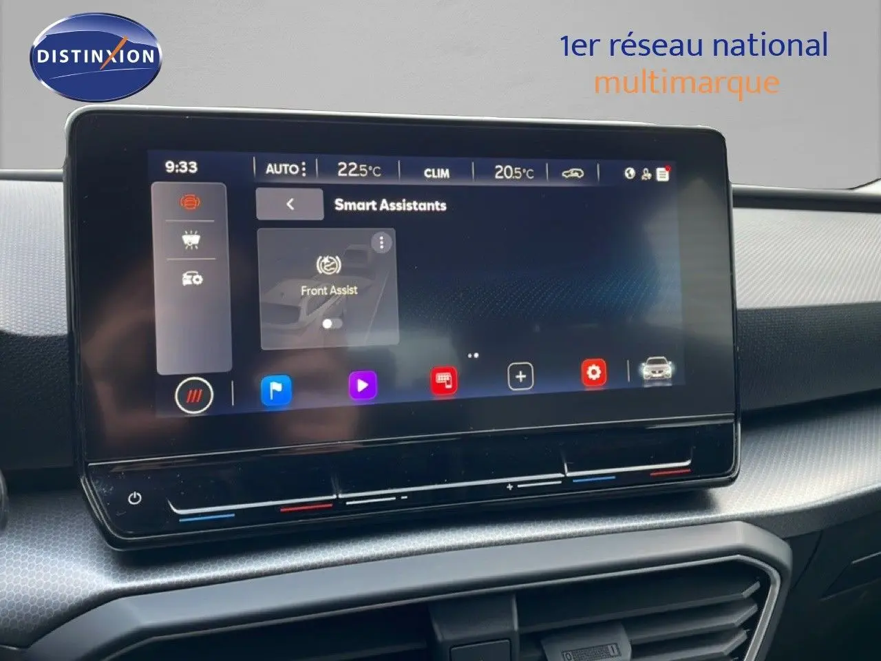 Vue de face du tableau de bord du SEAT Leon ST gris urbain, écran tactile affichant les assistants intelligents.