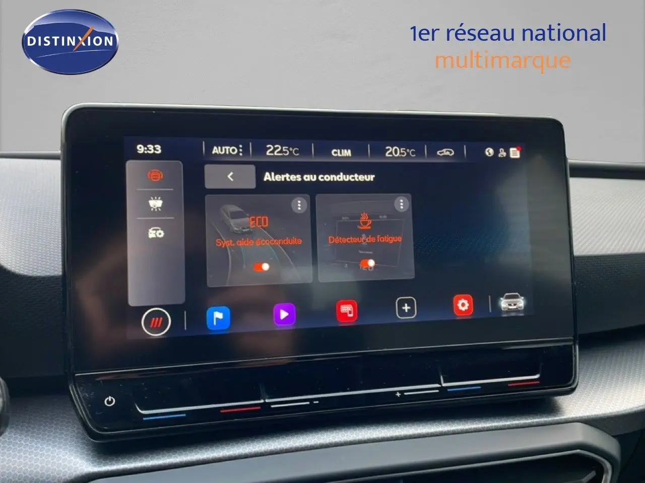 Écran tactile central de la SEAT LEON ST 2022 affichant les alertes au conducteur dans un intérieur moderne noir.