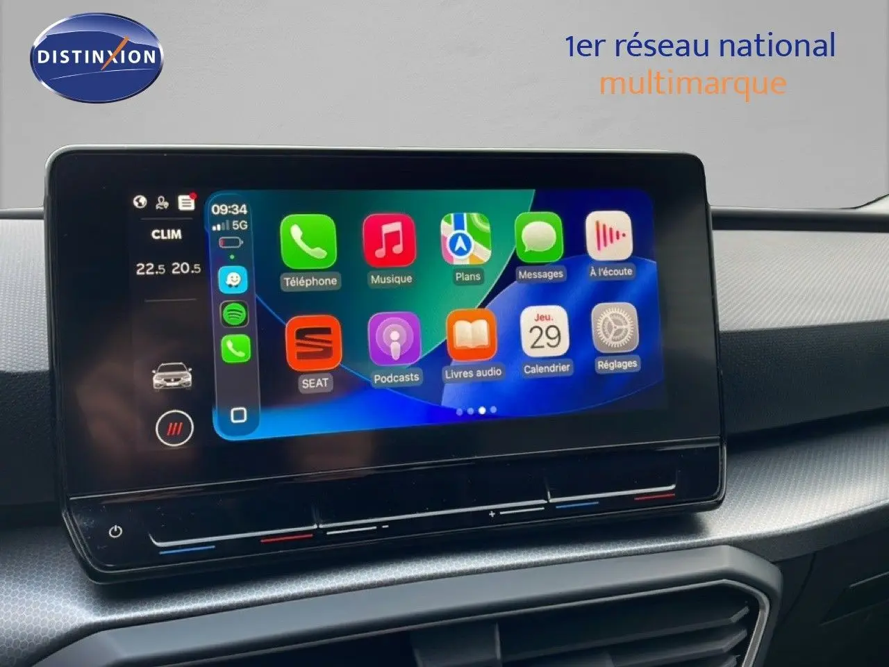 Écran tactile central de la SEAT LEON ST 2022 gris urbain, affichant l'interface multimédia connectée.