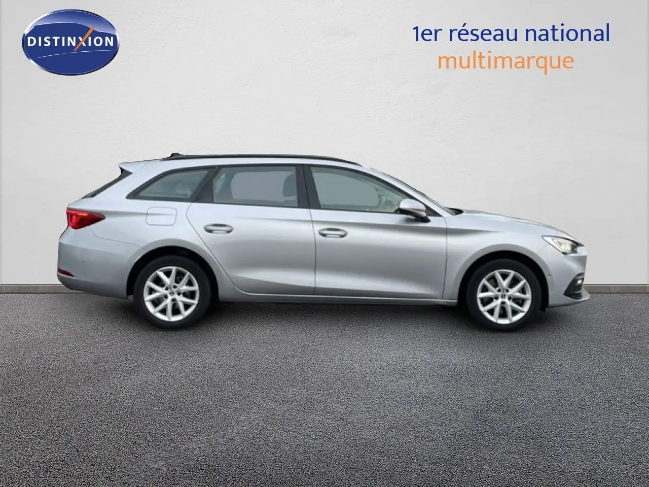 Profil côté droit d'une SEAT LEON ST gris urbain metal, break compact avec jantes alliage et lignes fluides.
