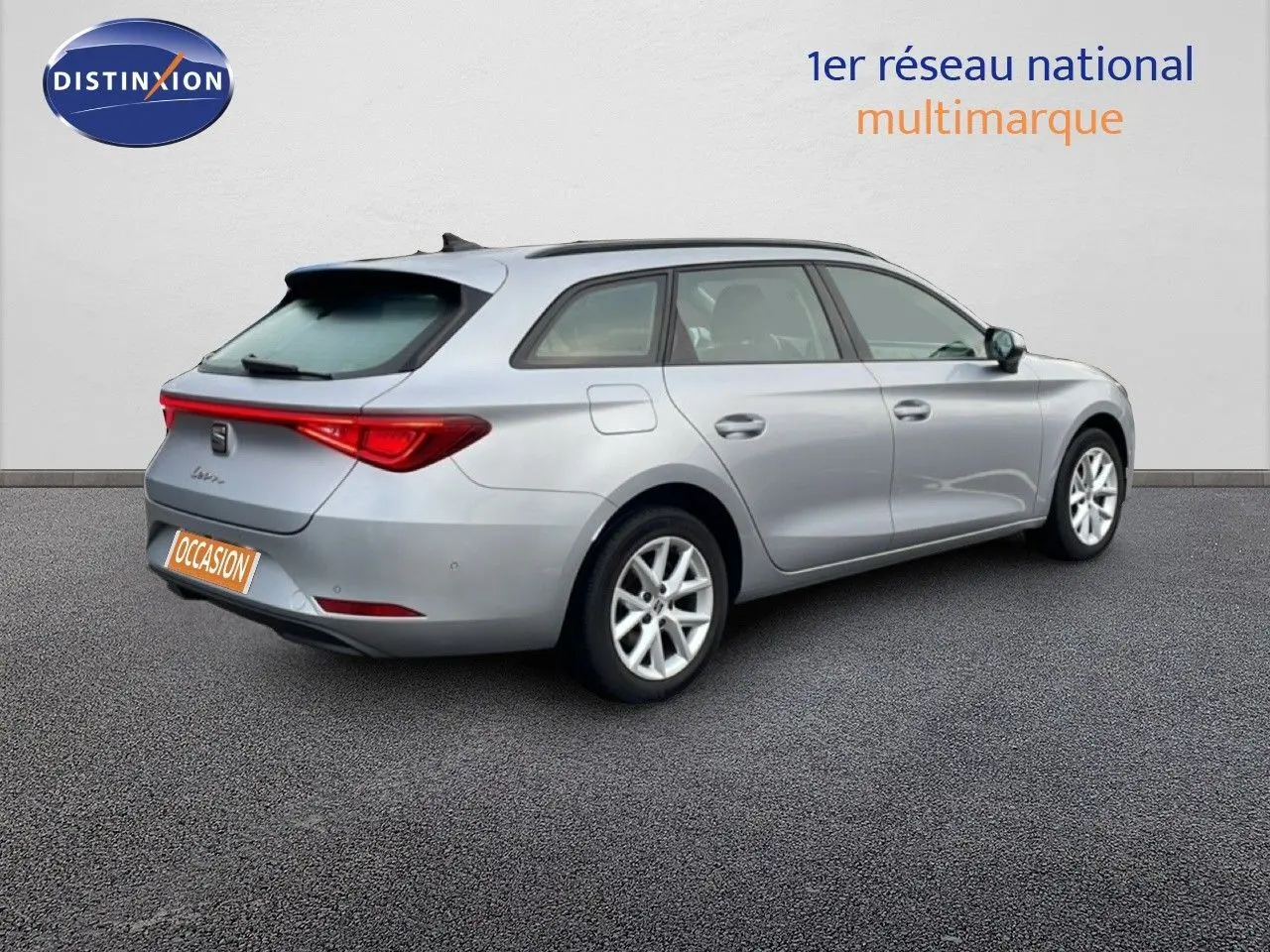 SEAT Leon ST gris urbain métal vue 3/4 arrière droit, break diesel 2022 avec feux arrière LED distinctifs.